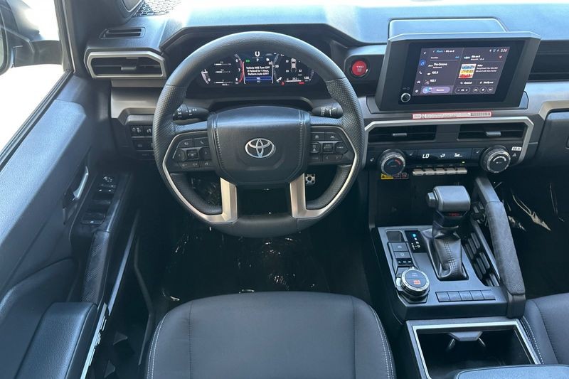 Toyota Tacoma 4WD Vehicle Full-screen Gallery Image 14