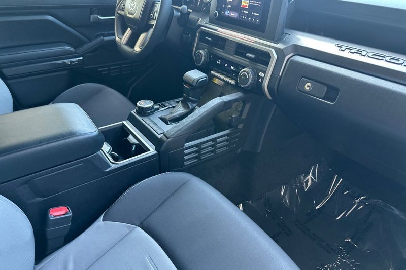 Toyota Tacoma 4WD Vehicle Full-screen Gallery Image 15