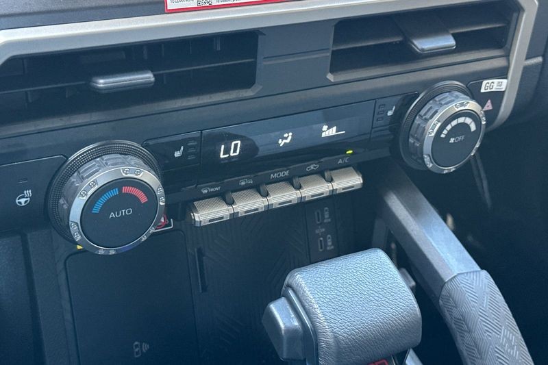 Toyota Tacoma 4WD Vehicle Full-screen Gallery Image 19