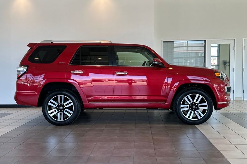 Toyota 4Runner Vehicle Full-screen Gallery Image 03