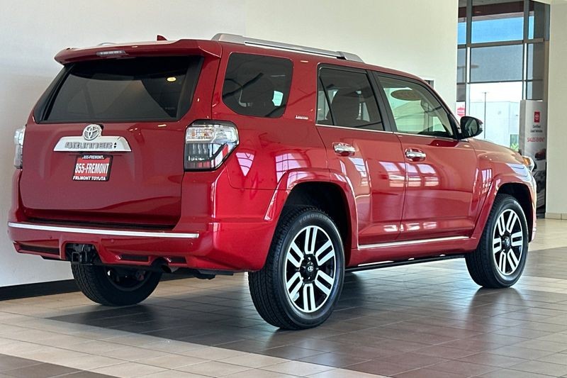 Toyota 4Runner Vehicle Full-screen Gallery Image 04