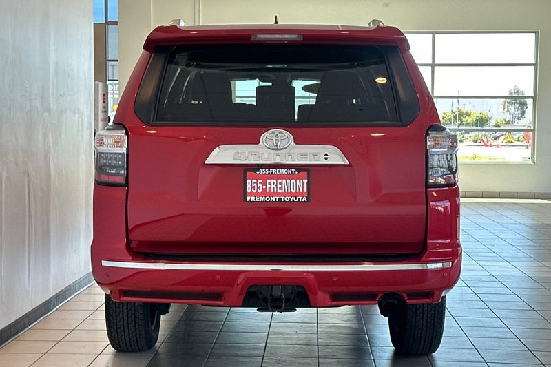 Toyota 4Runner Vehicle Full-screen Gallery Image 05