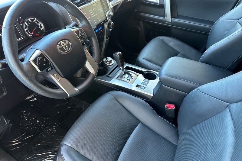 Toyota 4Runner Vehicle Full-screen Gallery Image 10