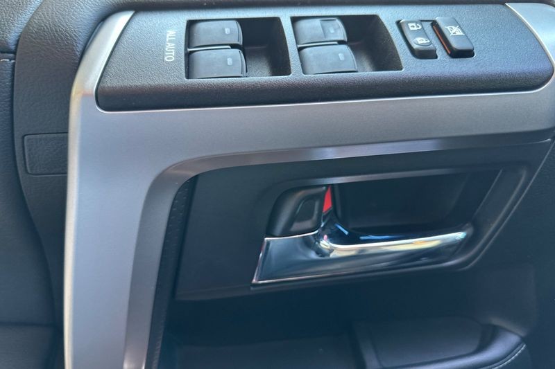 Toyota 4Runner Vehicle Full-screen Gallery Image 11