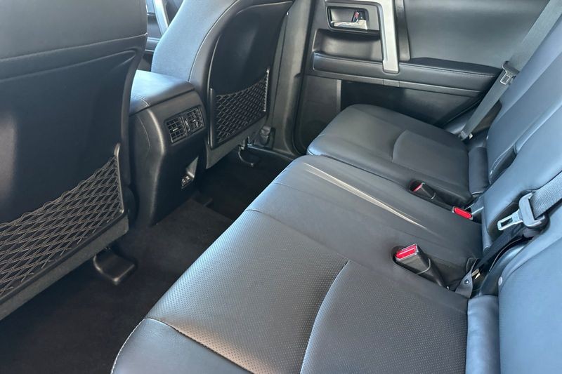 Toyota 4Runner Vehicle Full-screen Gallery Image 12