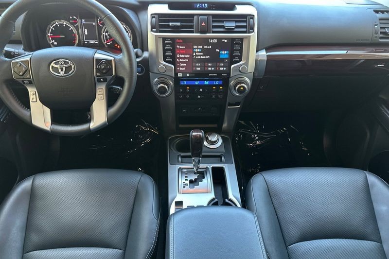 Toyota 4Runner Vehicle Full-screen Gallery Image 13
