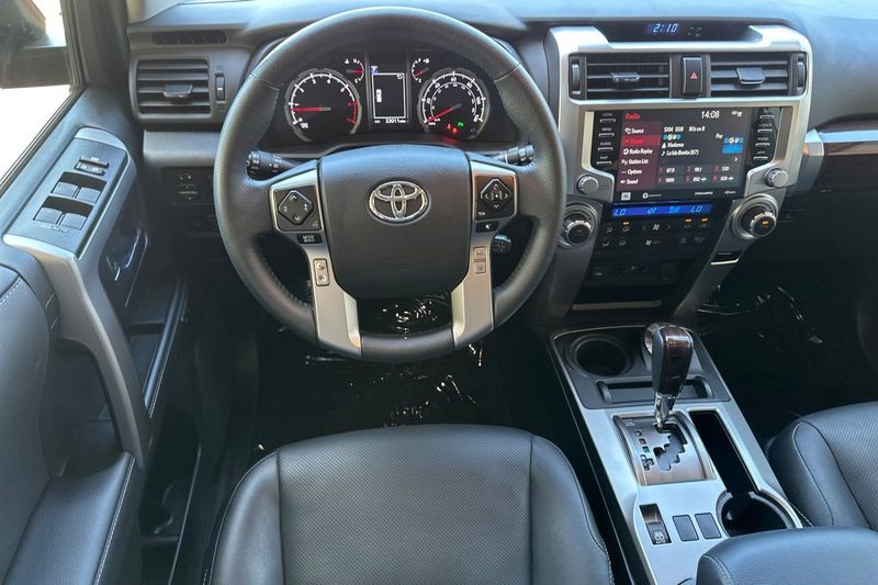Toyota 4Runner Vehicle Full-screen Gallery Image 14