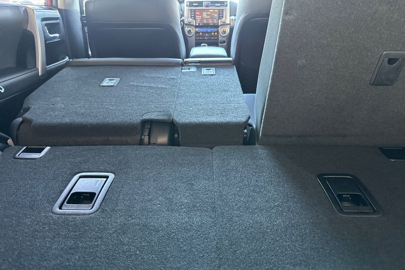 Toyota 4Runner Vehicle Full-screen Gallery Image 16