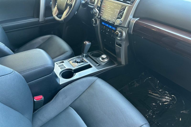 Toyota 4Runner Vehicle Full-screen Gallery Image 17