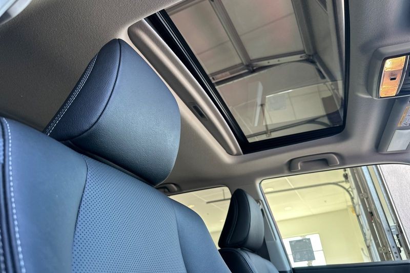 Toyota 4Runner Vehicle Full-screen Gallery Image 18