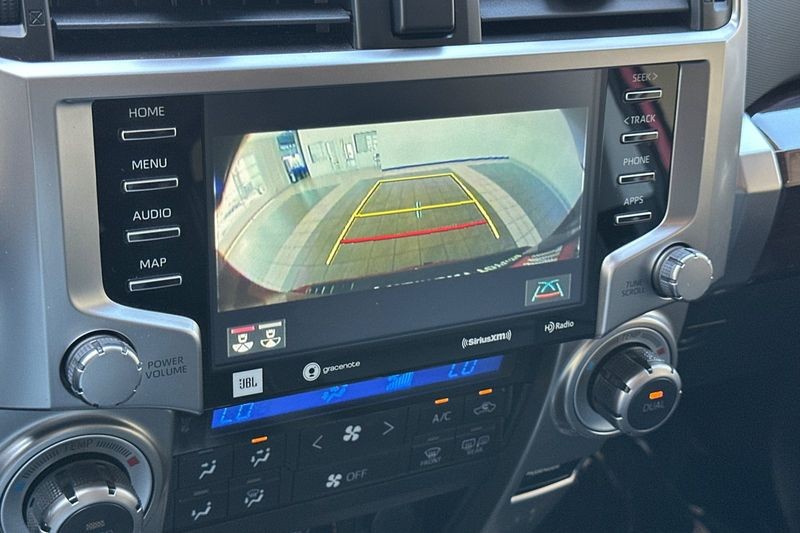 Toyota 4Runner Vehicle Full-screen Gallery Image 20