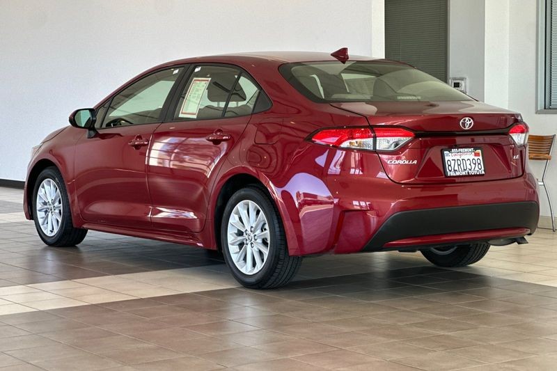 Toyota Corolla Vehicle Full-screen Gallery Image 06