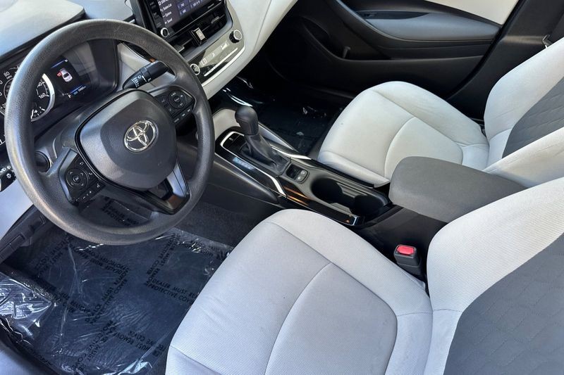 Toyota Corolla Vehicle Full-screen Gallery Image 10