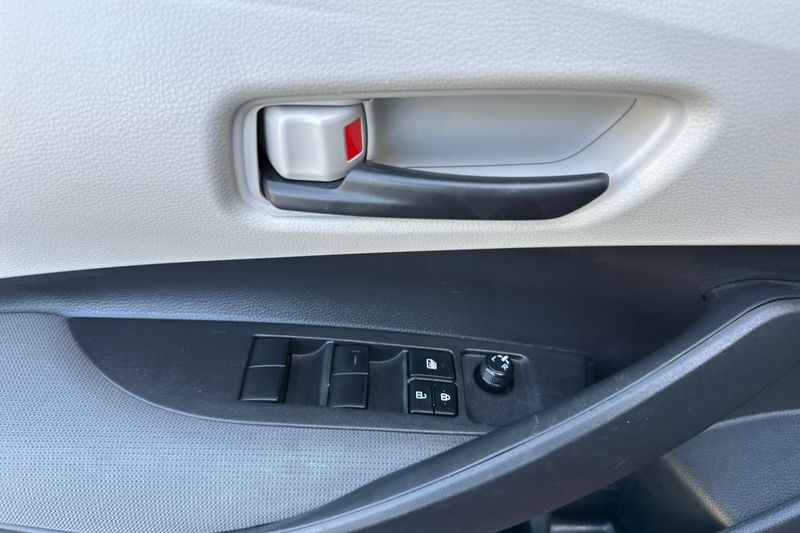Toyota Corolla Vehicle Full-screen Gallery Image 11