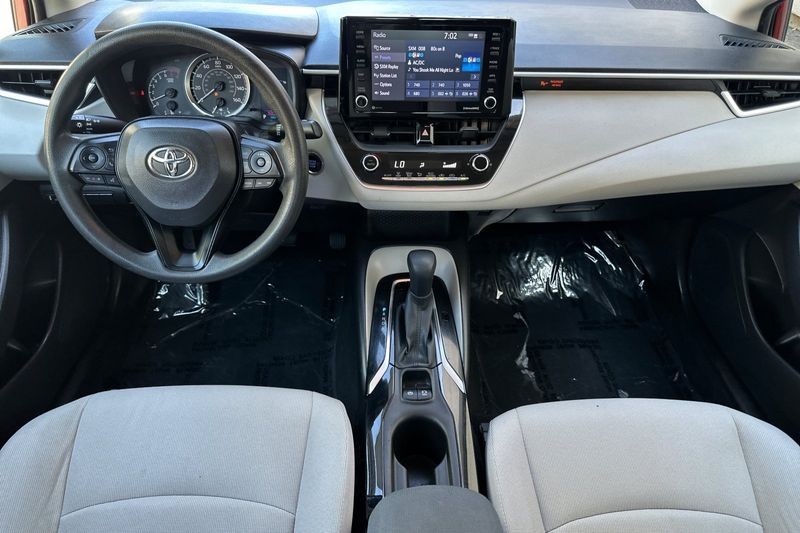 Toyota Corolla Vehicle Full-screen Gallery Image 13