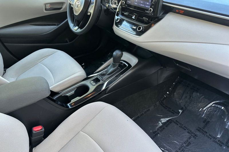 Toyota Corolla Vehicle Full-screen Gallery Image 15