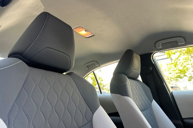 Toyota Corolla Vehicle Full-screen Gallery Image 16