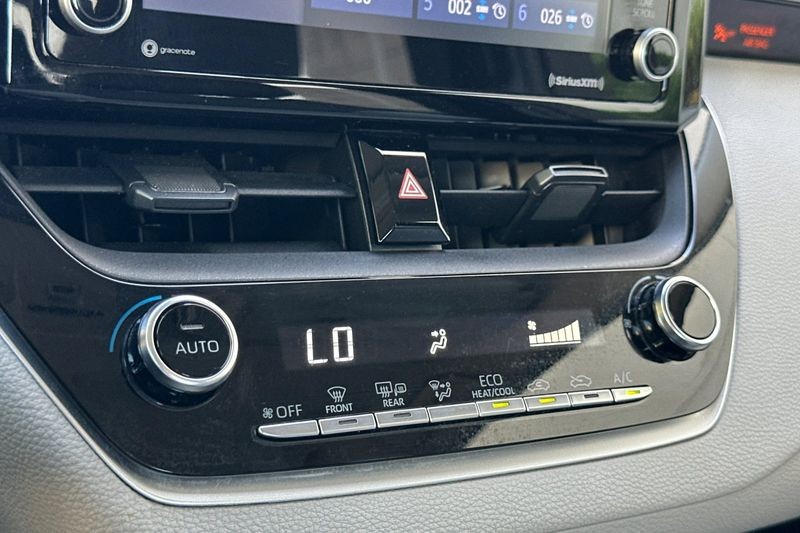 Toyota Corolla Vehicle Full-screen Gallery Image 19