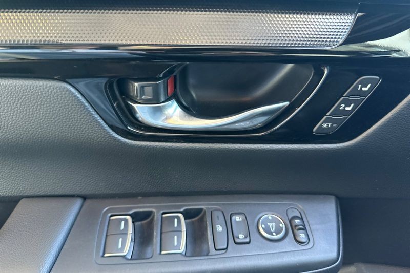 Honda CR-V Hybrid Vehicle Full-screen Gallery Image 11