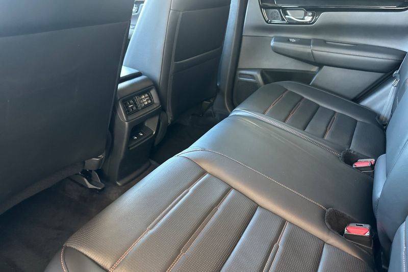 Honda CR-V Hybrid Vehicle Full-screen Gallery Image 12