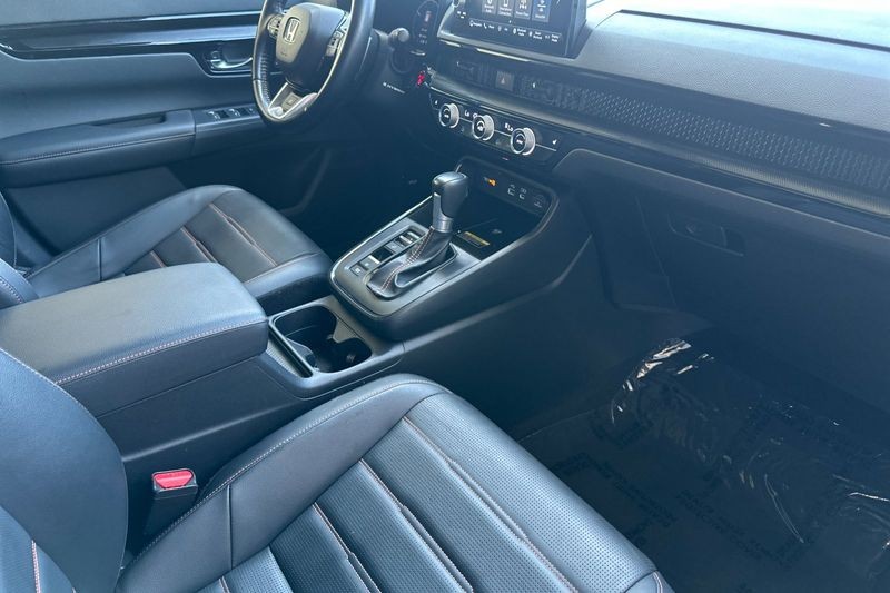 Honda CR-V Hybrid Vehicle Full-screen Gallery Image 16