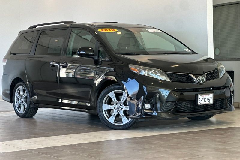 Toyota Sienna Vehicle Full-screen Gallery Image 02