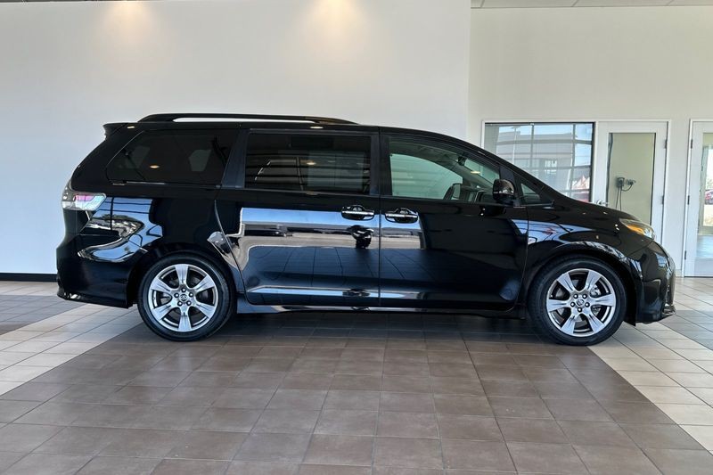Toyota Sienna Vehicle Full-screen Gallery Image 03