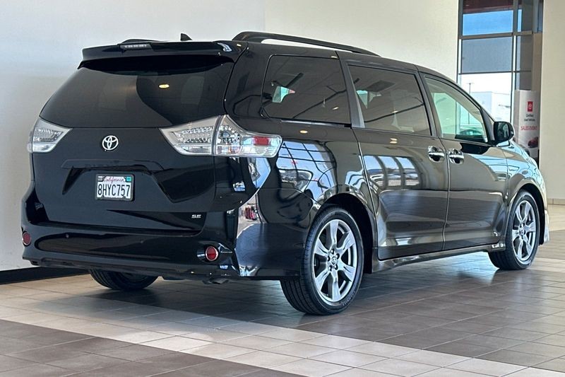 Toyota Sienna Vehicle Full-screen Gallery Image 04