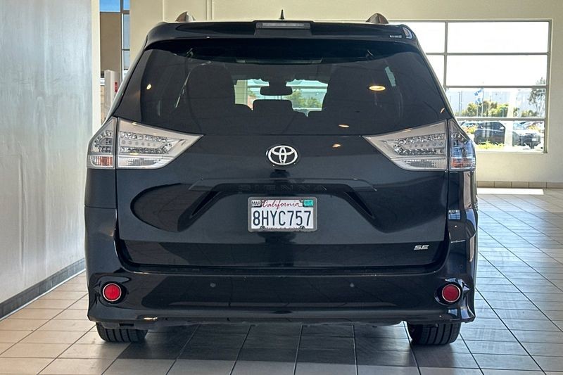 Toyota Sienna Vehicle Full-screen Gallery Image 05
