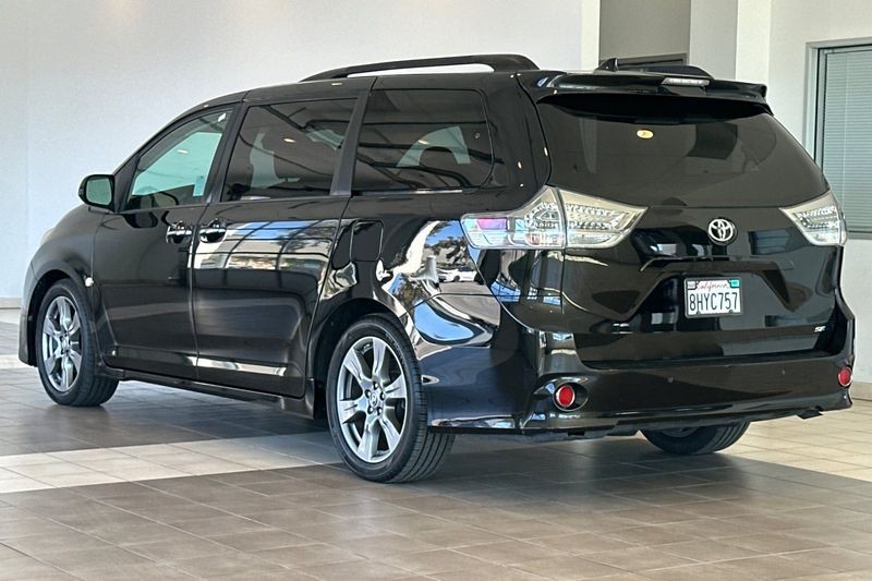 Toyota Sienna Vehicle Full-screen Gallery Image 06