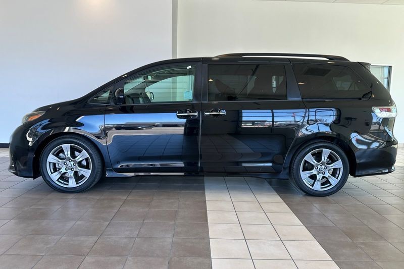 Toyota Sienna Vehicle Full-screen Gallery Image 07