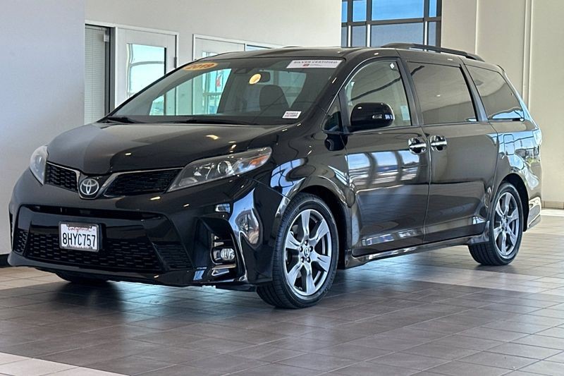 Toyota Sienna Vehicle Full-screen Gallery Image 08