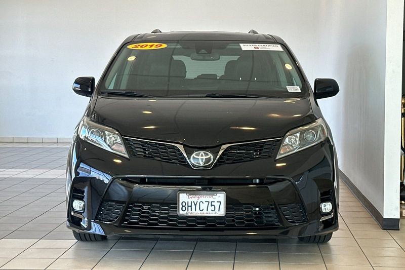 Toyota Sienna Vehicle Full-screen Gallery Image 09