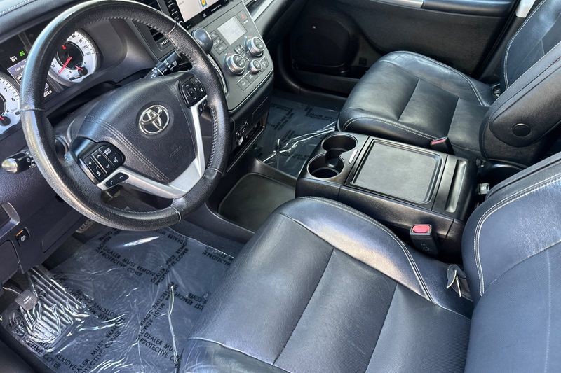 Toyota Sienna Vehicle Full-screen Gallery Image 10