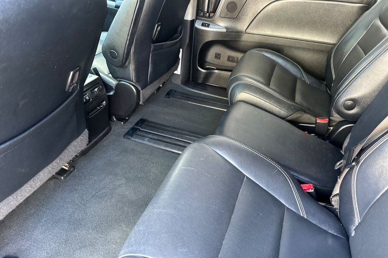 Toyota Sienna Vehicle Full-screen Gallery Image 12