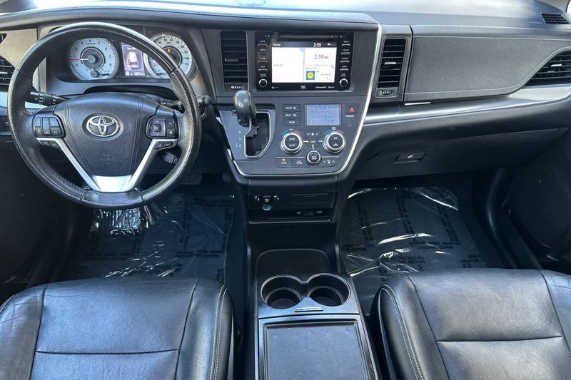 Toyota Sienna Vehicle Full-screen Gallery Image 13