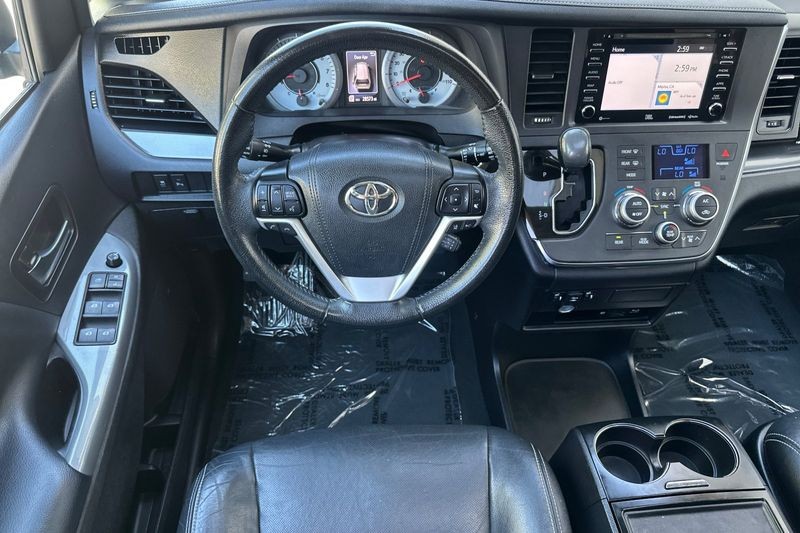 Toyota Sienna Vehicle Full-screen Gallery Image 14