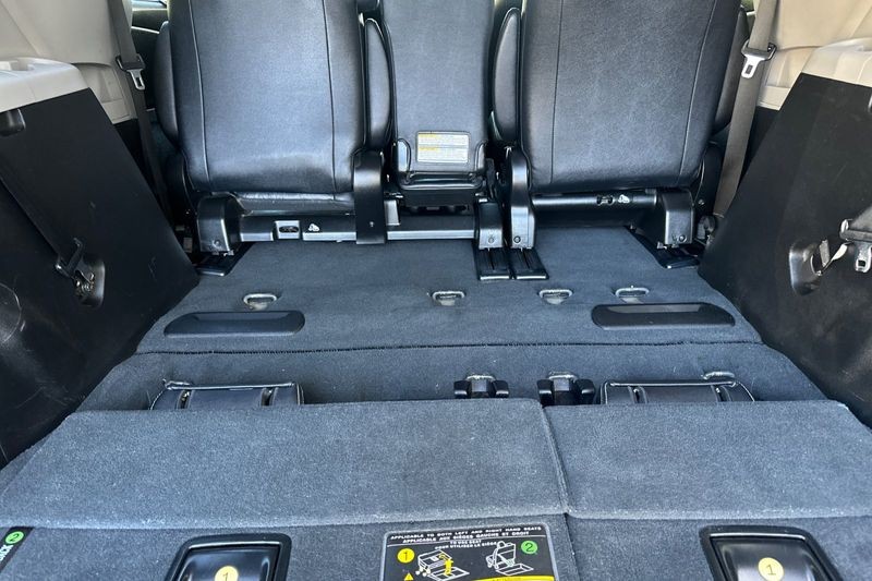 Toyota Sienna Vehicle Full-screen Gallery Image 16
