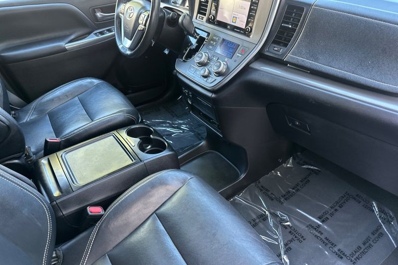 Toyota Sienna Vehicle Full-screen Gallery Image 17