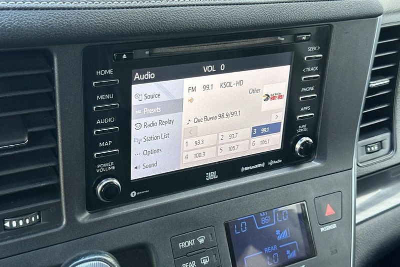 Toyota Sienna Vehicle Full-screen Gallery Image 19