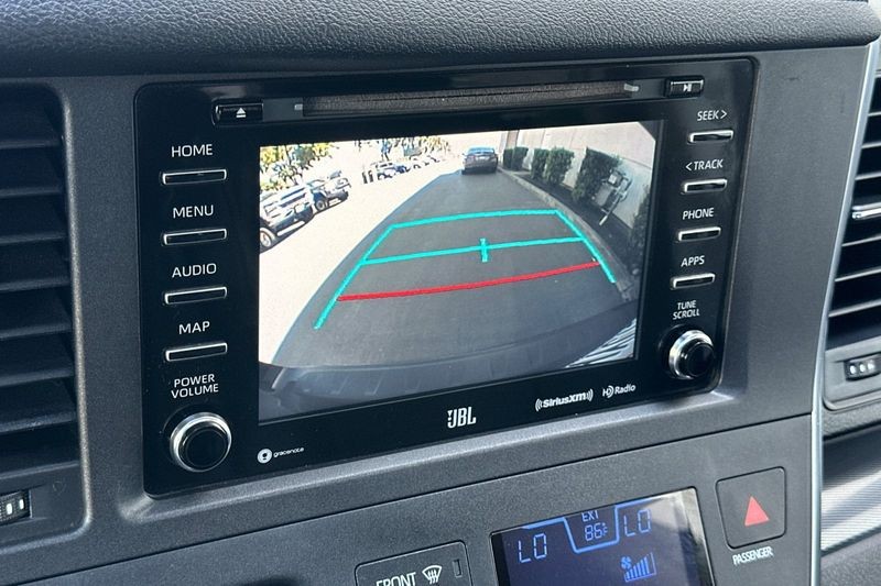 Toyota Sienna Vehicle Full-screen Gallery Image 20