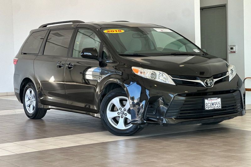 Toyota Sienna Vehicle Full-screen Gallery Image 02