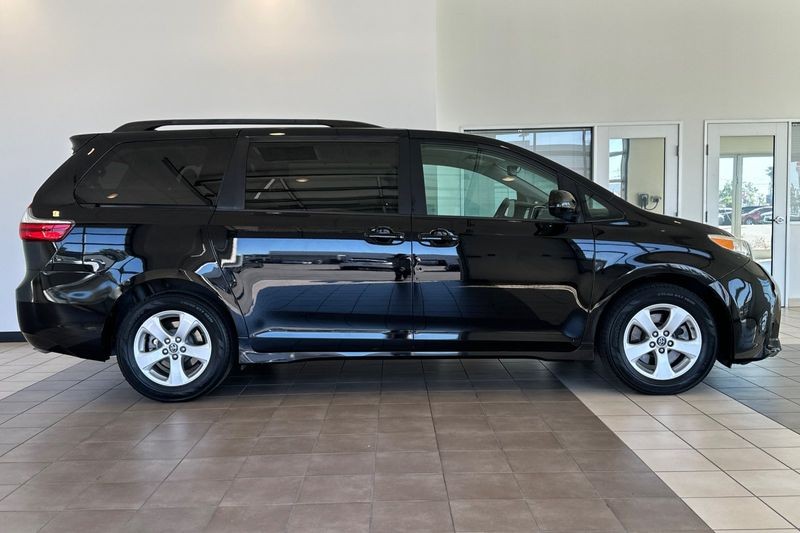 Toyota Sienna Vehicle Full-screen Gallery Image 03