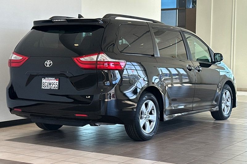 Toyota Sienna Vehicle Full-screen Gallery Image 04