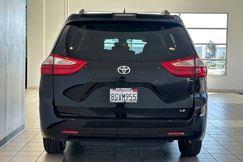 Toyota Sienna Vehicle Full-screen Gallery Image 05