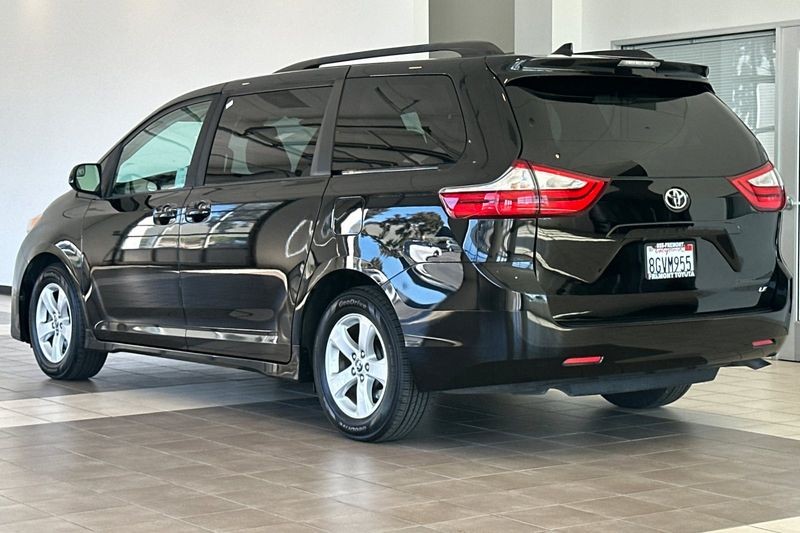Toyota Sienna Vehicle Full-screen Gallery Image 06
