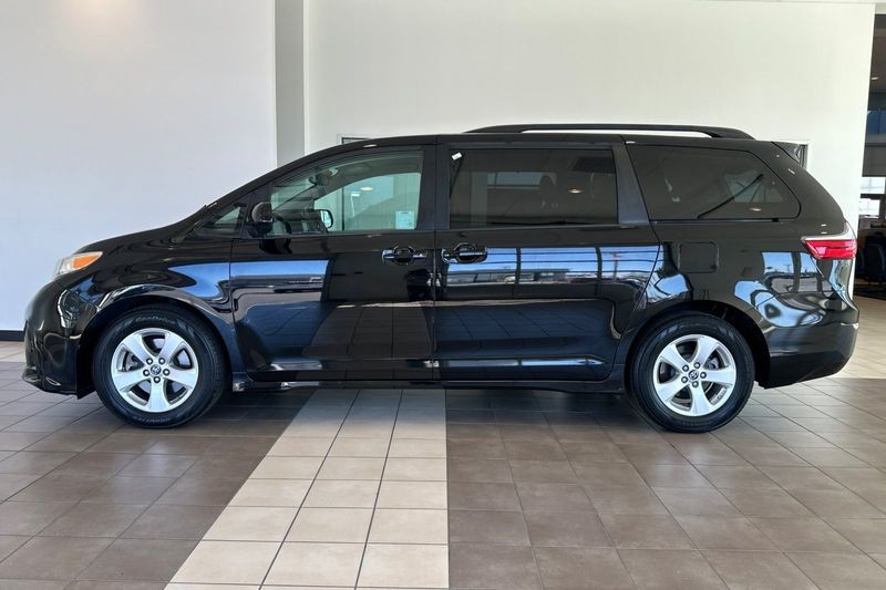 Toyota Sienna Vehicle Full-screen Gallery Image 07