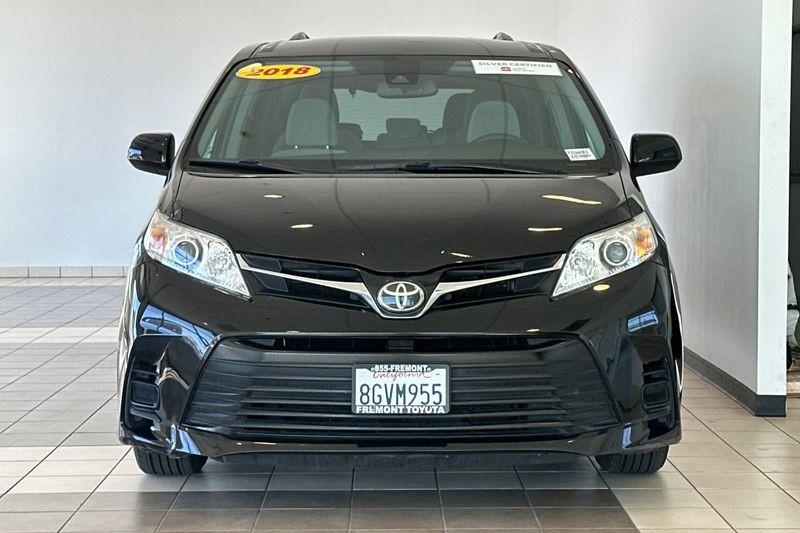 Toyota Sienna Vehicle Full-screen Gallery Image 09