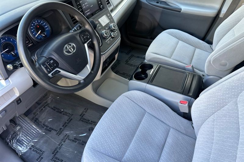 Toyota Sienna Vehicle Full-screen Gallery Image 10