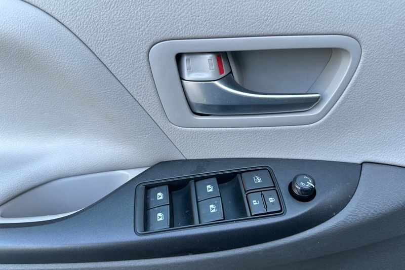 Toyota Sienna Vehicle Full-screen Gallery Image 11
